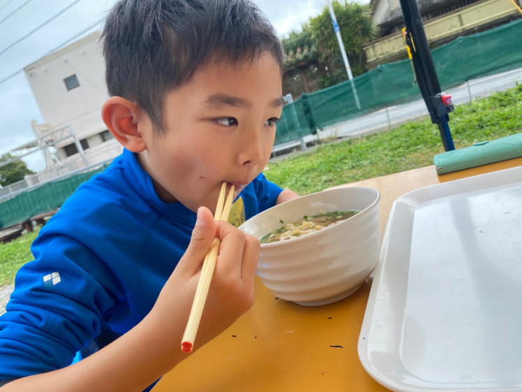 青空ようちえん〔週末〕沖縄そばづくりwith麺家にらい(2/19)人気沖縄そば屋さんの並里店長直伝!こねて、伸ばして、切って、親子で沖縄そば作りに挑戦!_d0363878_20501857.jpg