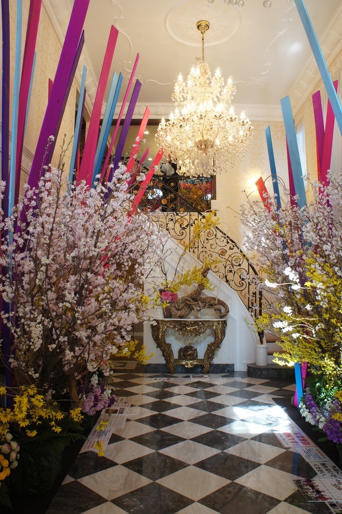 假屋崎省吾邸に桜をいける 展 オートクチュールの旅日記