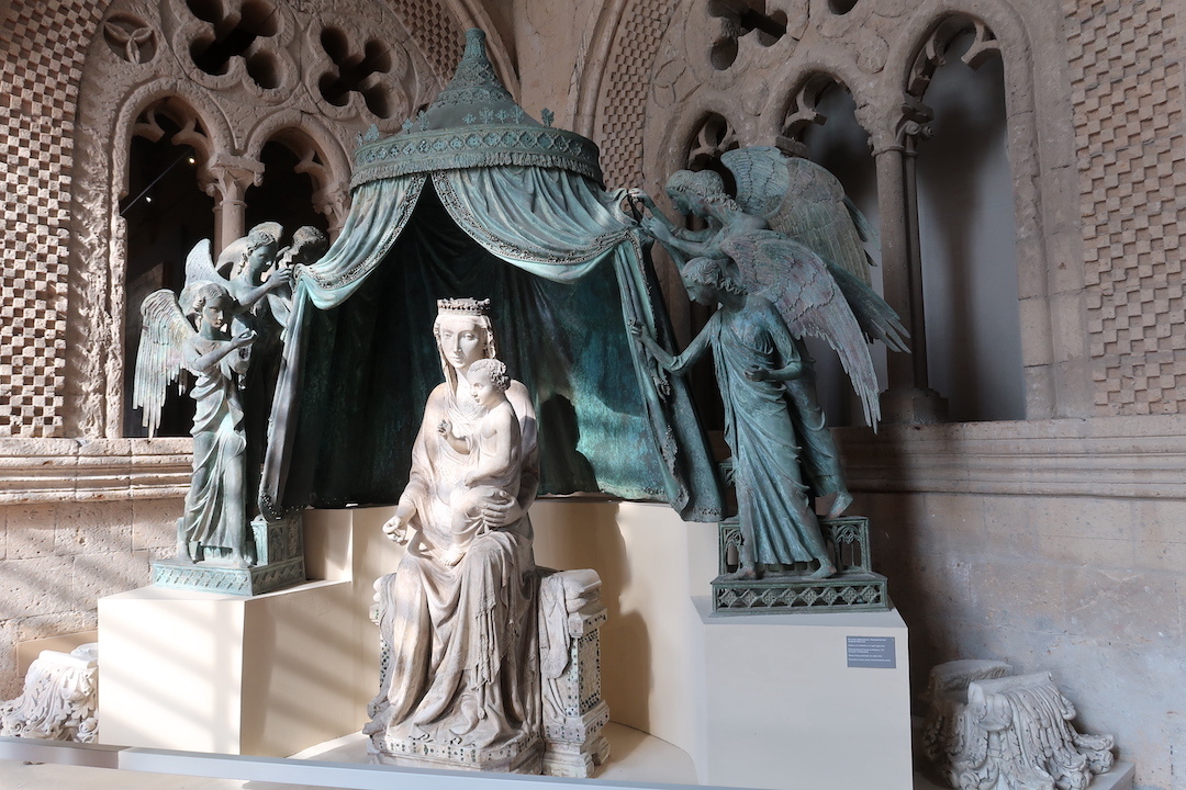 ミモザ・椿・大聖堂の聖母子像をオルヴィエートで_f0234936_16291160.jpg