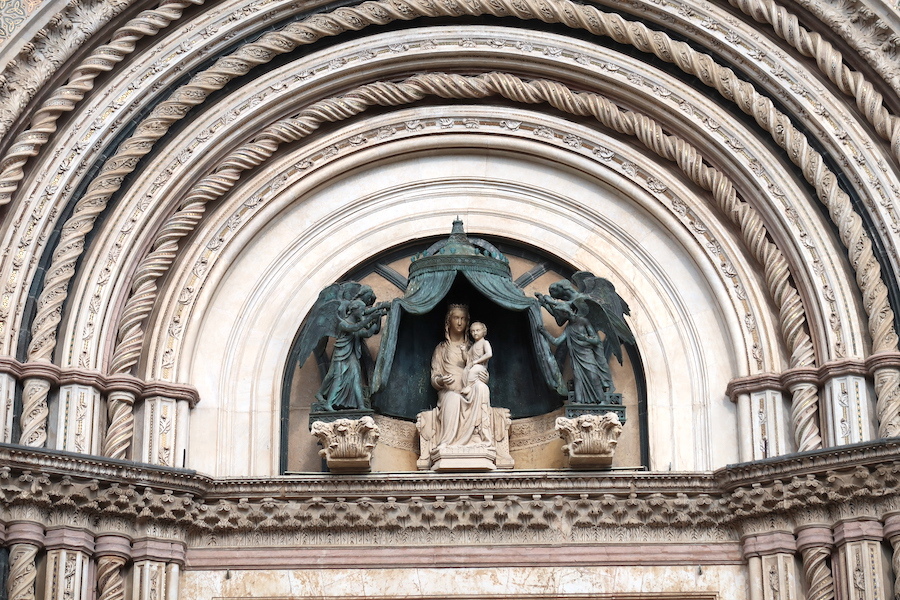 ミモザ・椿・大聖堂の聖母子像をオルヴィエートで_f0234936_16483691.jpg