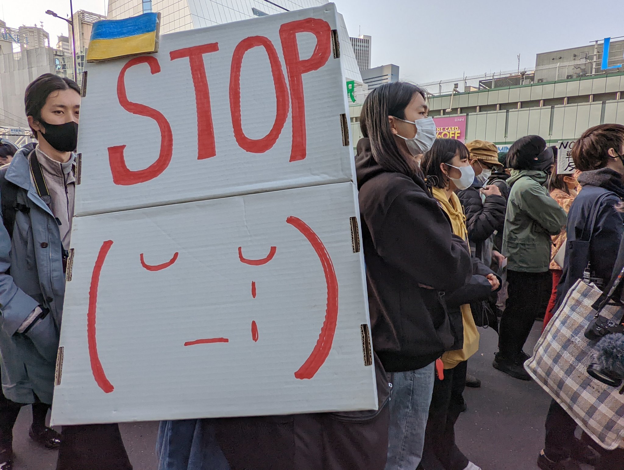 【写真報告】「ストップ プーチン！」「ウクライナに平和を！」～支援パレードに4000人！_a0336146_20291885.jpg