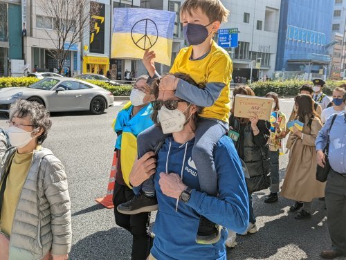 【写真報告】「ストップ プーチン!」「ウクライナに平和を!」~支援パレードに4000人!_a0336146_20324344.jpg