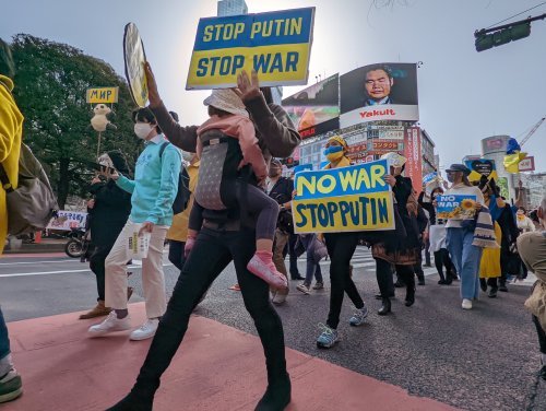 【写真報告】「ストップ プーチン！」「ウクライナに平和を！」～支援パレードに4000人！_a0336146_20351482.jpg
