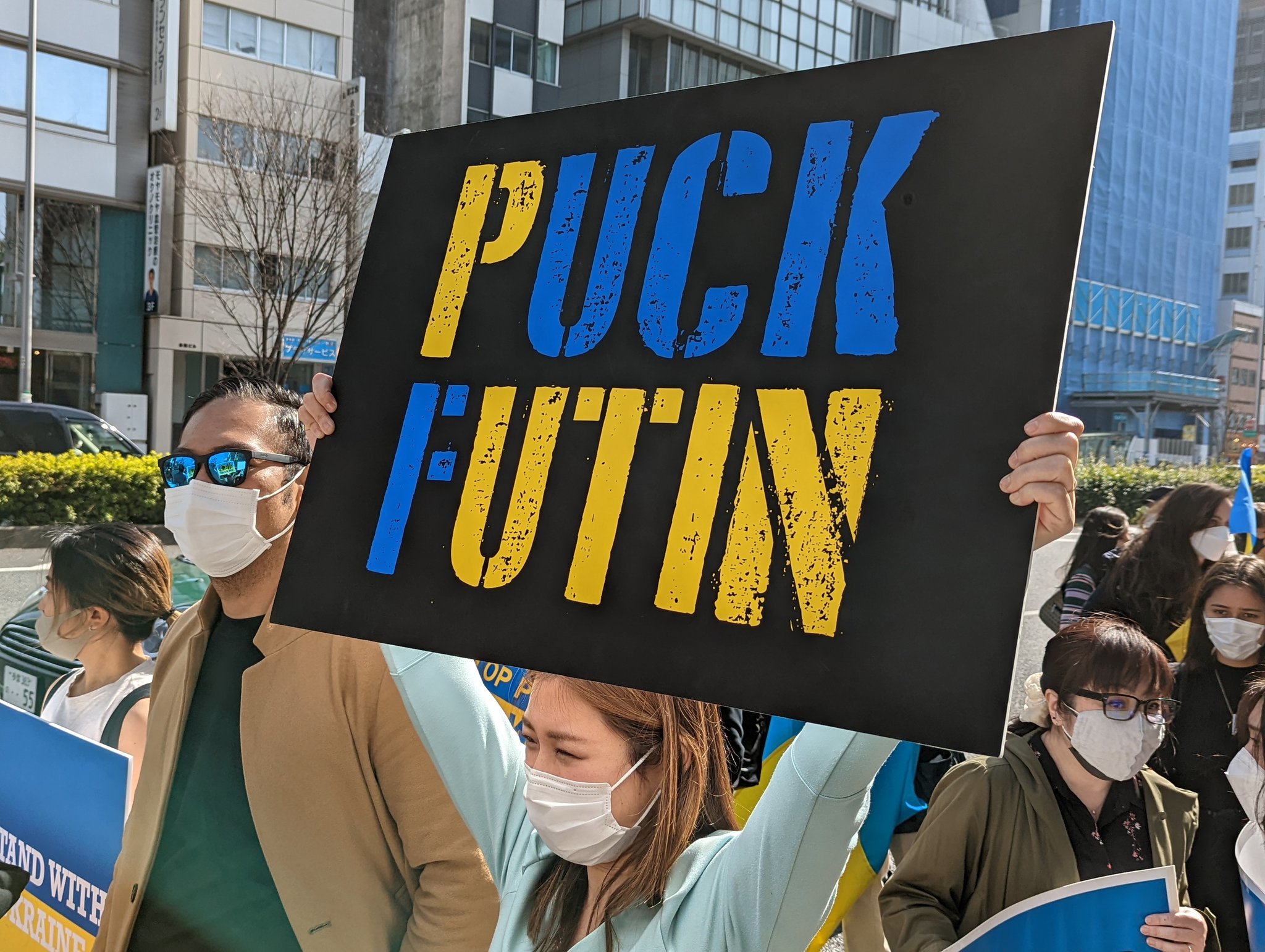 【写真報告】「ストップ プーチン！」「ウクライナに平和を！」～支援パレードに4000人！_a0336146_20353337.jpg