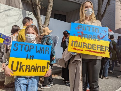 【写真報告】「ストップ プーチン！」「ウクライナに平和を！」～支援パレードに4000人！_a0336146_20403327.jpg