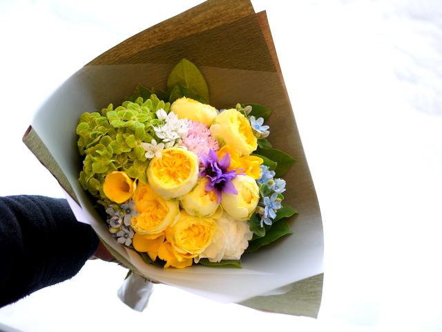 お母様のお誕生日に花束 フリージアを使って 可愛らしい雰囲気 22 03 04 札幌 花屋 Mell Flowers