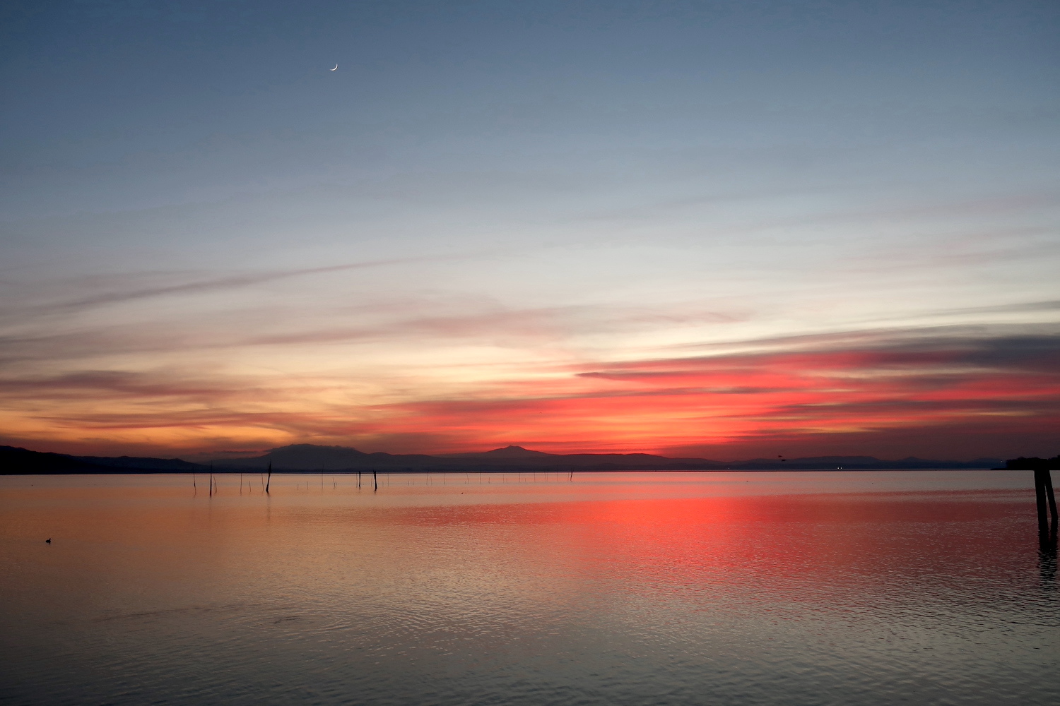 金色に紅に光るトラジメーノ湖と二日月_f0234936_22370405.jpg
