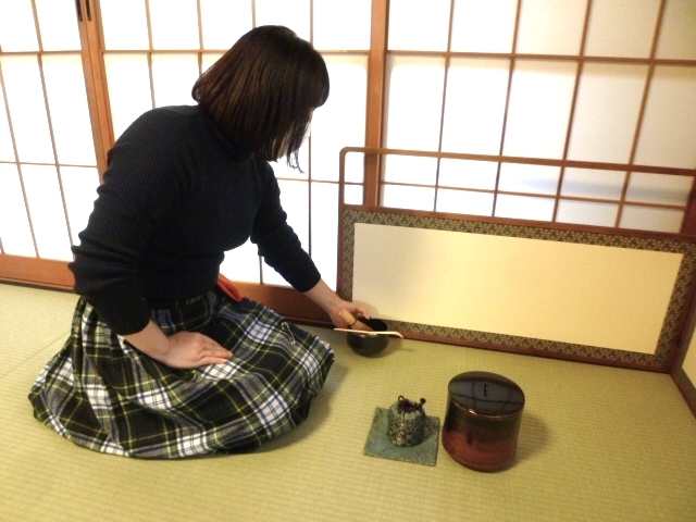 お稽古風景(65)…和巾「炉」 : 朝日茶道教室