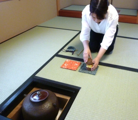 お稽古風景(65)…和巾「炉」 : 朝日茶道教室