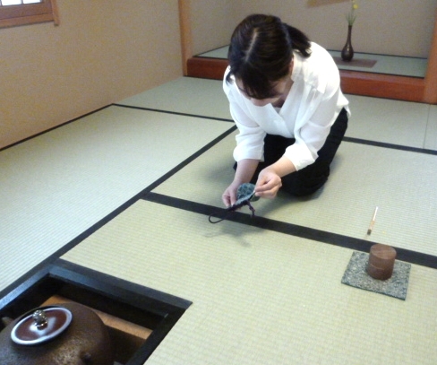お稽古風景(65)…和巾「炉」 : 朝日茶道教室