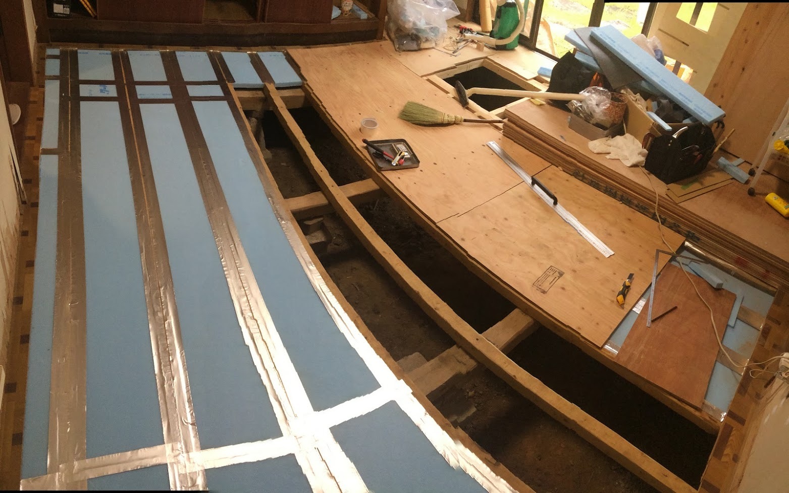 【一部屋まるごとDIY】断熱材を入れて、仮の床板を貼る。_e0279055_14410191.jpg