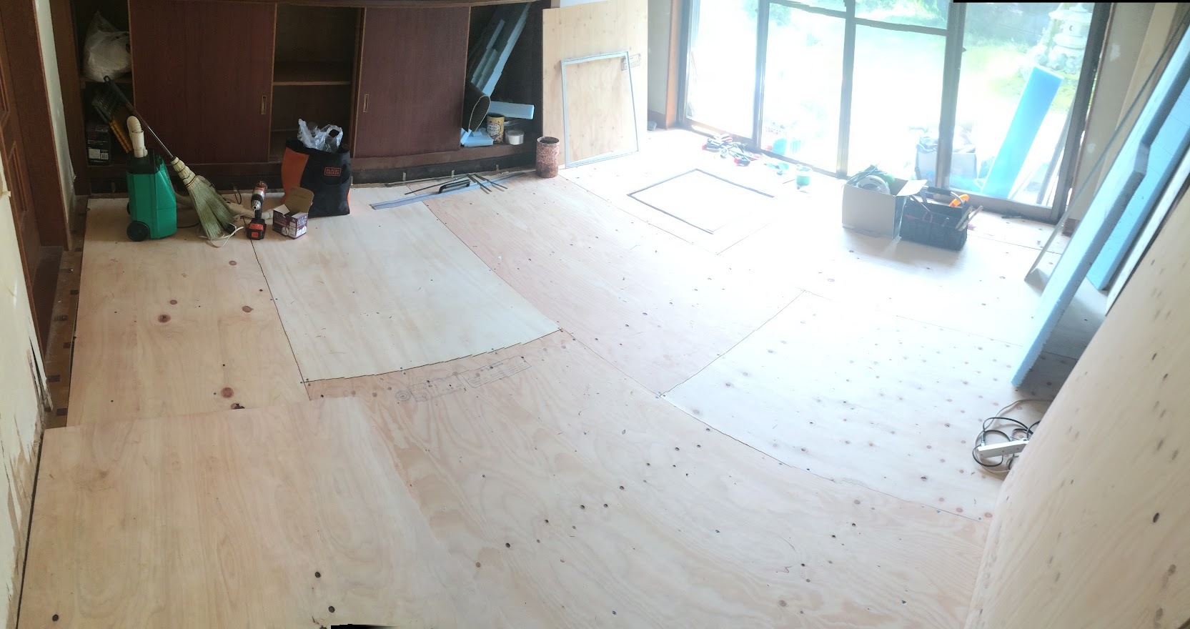 【一部屋まるごとDIY】断熱材を入れて、仮の床板を貼る。_e0279055_14411765.jpg
