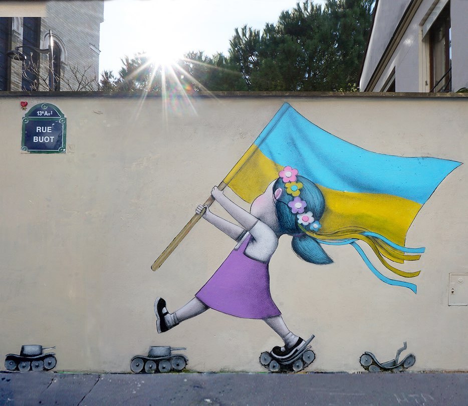 『ウクライナ国旗を掲げて歩く少女』の壁画_b0007805_05082065.jpg
