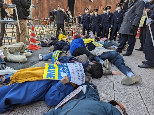 【報告】殺すな!プーチンは停戦し兵を退け!3.10ロシア大使館前ダイ・イン_a0336146_23401209.jpg