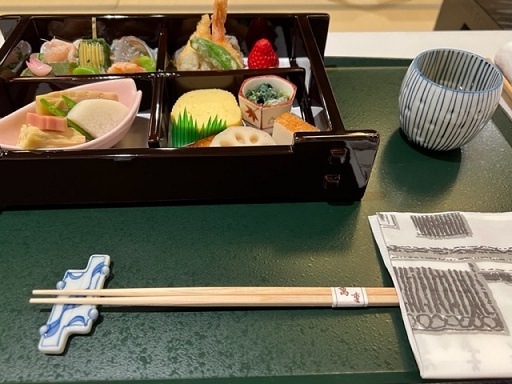 きもので祝う女性の日・萬重さんその4・お昼のお弁当。_f0181251_15513945.jpg