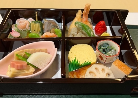 きもので祝う女性の日・萬重さんその4・お昼のお弁当。_f0181251_15521429.jpg