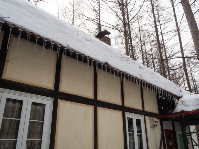 春を思わせる陽気で、ついに屋根の雪が落ちました。_f0276498_20275493.jpg