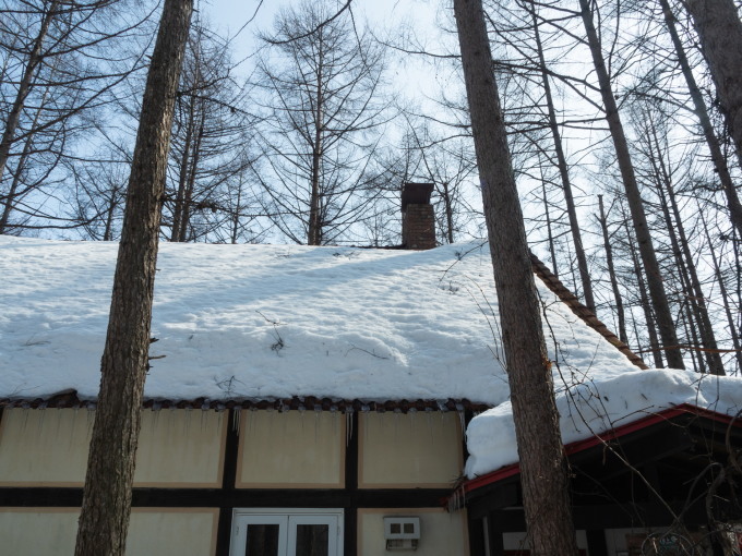 春を思わせる陽気で、ついに屋根の雪が落ちました。_f0276498_20281244.jpg