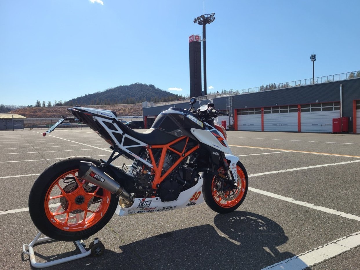 1290 SUPER DUKE EVOゼッケン問題_a0335338_23293748.jpg