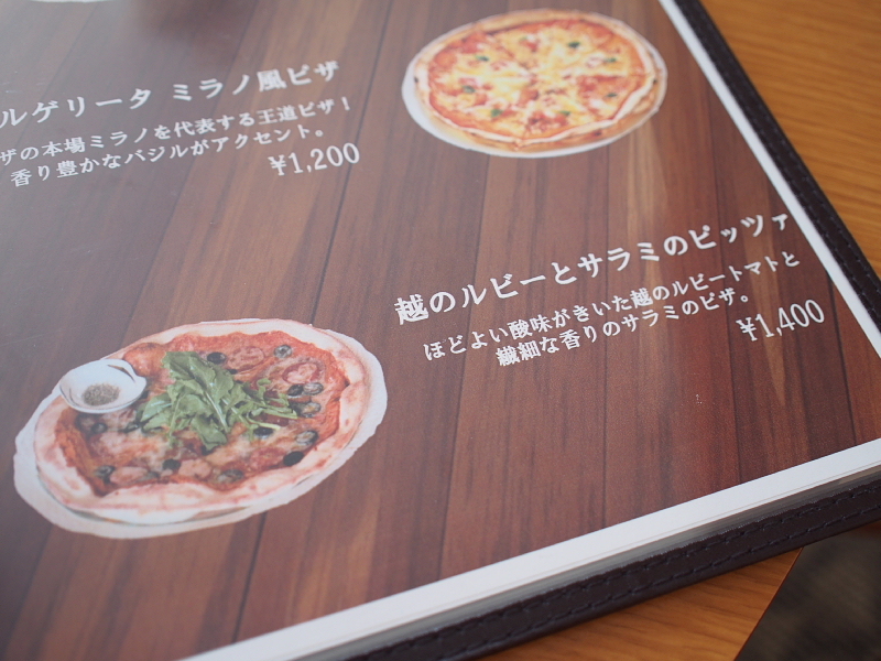 【福井のトマト】越のルビーとサラミのピッツァ＠ラウンジ囲炉裏_b0008655_15365608.jpg