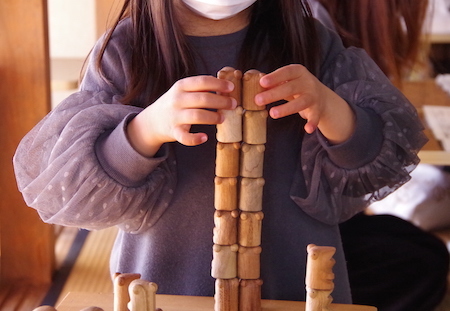 カエルくん積みが止まらない Fukumuku 木削りあそび工房