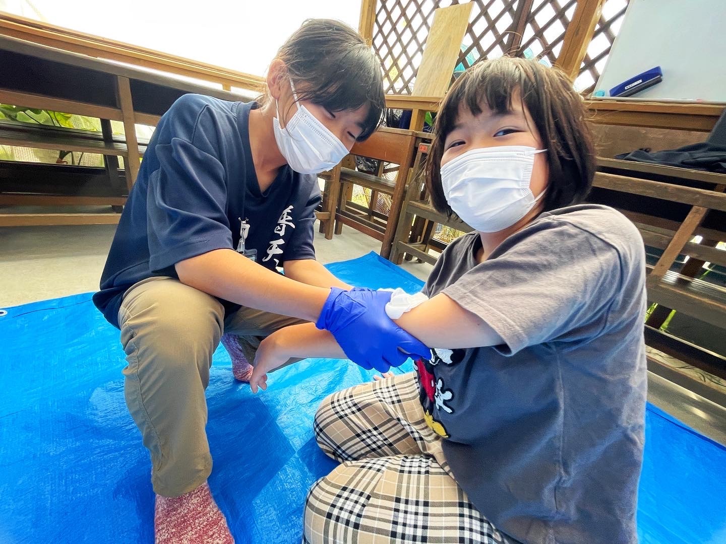 Mfa応急処置キャンプ22 ２日目 小中学生向けの講習 朝練はcpr ケガや体調不良への対処も習って 最後は筆記と実技試験にも挑戦 ねこ んちゅ通信 ネコのわくわく自然教室