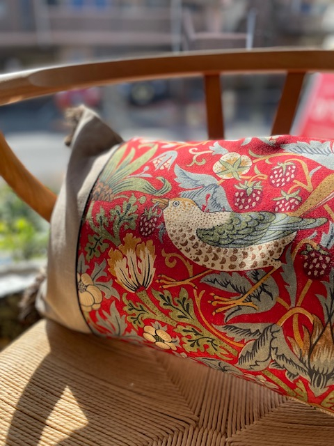 『ウィリアムモリスのいちご泥棒』で『枕型クッション』を作りました by interior styling of bright_c0157866_21114871.jpg