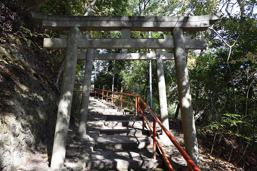 松永久秀終焉の地・信貴山城。 その2 <登山道~雌嶽>_e0158128_20584352.jpg