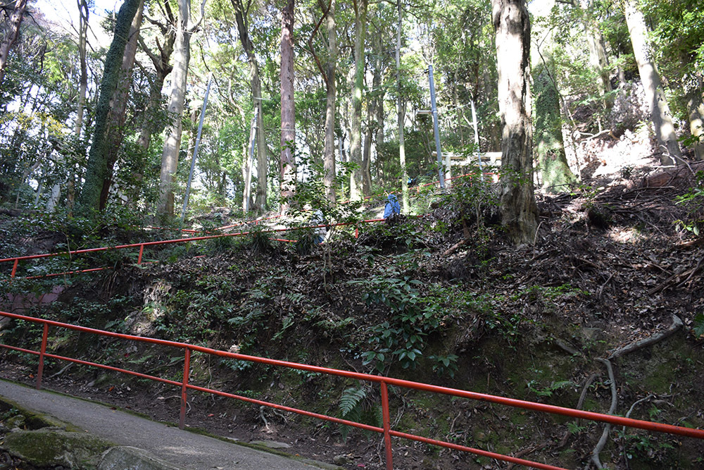 松永久秀終焉の地・信貴山城。 その2 <登山道~雌嶽>_e0158128_21240647.jpg