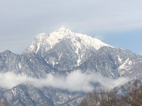 春の山に、雪も霞がかかった山で、薄く見えました。_d0338282_10042379.jpg