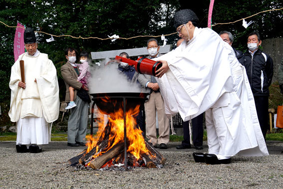 ひと月遅れの湯立神事_b0145296_13581308.jpg