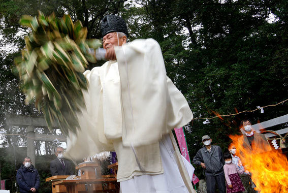 ひと月遅れの湯立神事_b0145296_13582469.jpg