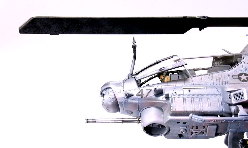 アカデミー　1/35 AH-1Z ヴァイパー　改造模型 Academy 1/35 USMC AH-1Z Viper Shark mouth を作る Day4 - YouTube