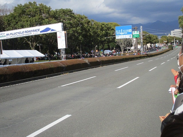 市街地を周回する自転車レース「第1回富士山サイクルロードレース富士クリテリウムチャンピオンシップ」_f0141310_07372010.jpg