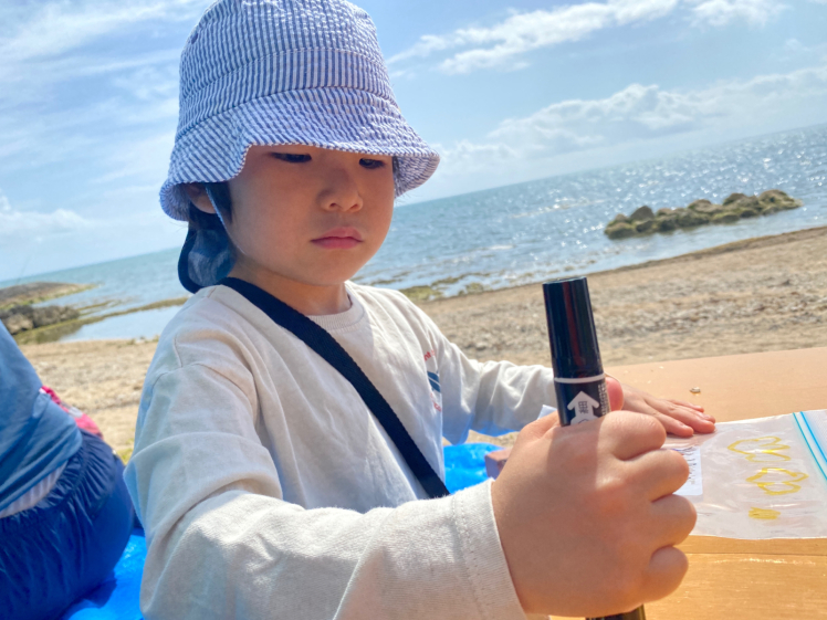 青空ようちえん〔週末〕海辺の絵本づくりwithチムドンドンおきなわ(3/13)海の宝物を詰め込んだ世界にひとつの絵本づくり。素敵な絵本がたくさんできました!_d0363878_19580021.jpg