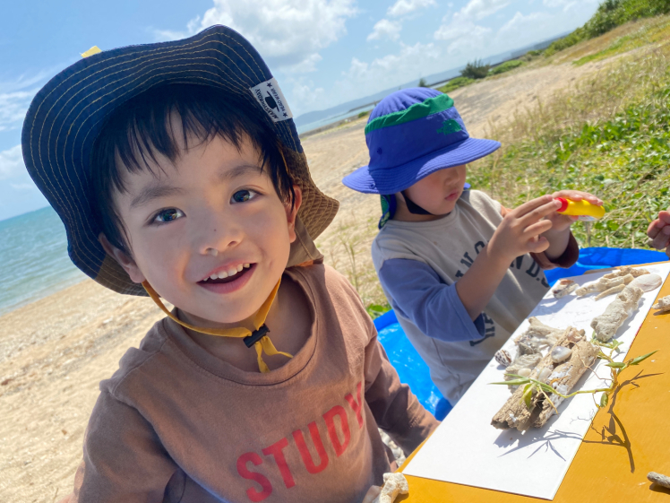 青空ようちえん〔週末〕海辺の絵本づくりwithチムドンドンおきなわ(3/13)海の宝物を詰め込んだ世界にひとつの絵本づくり。素敵な絵本がたくさんできました!_d0363878_20415111.jpg