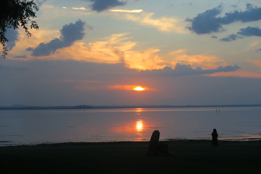 妖しくも美しい雲多い夕焼けのトラジメーノ湖_f0234936_07031041.jpg
