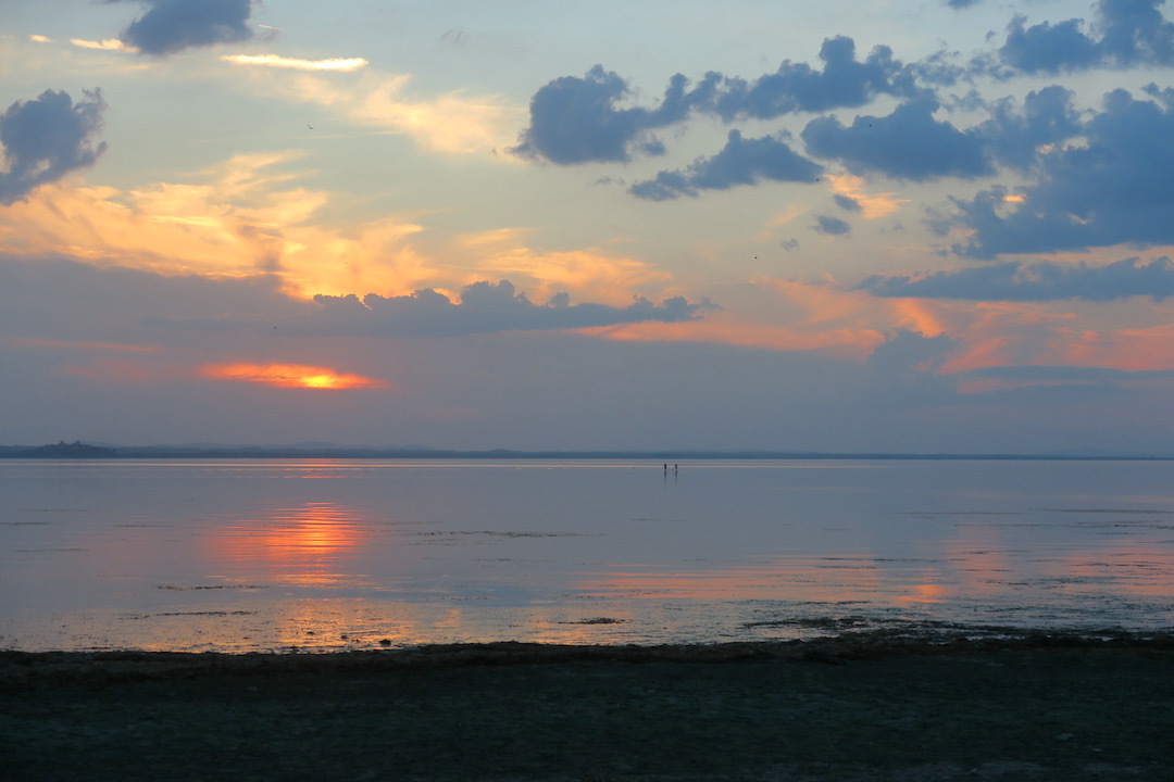 妖しくも美しい雲多い夕焼けのトラジメーノ湖_f0234936_07105747.jpg