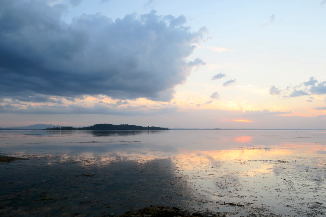 妖しくも美しい雲多い夕焼けのトラジメーノ湖_f0234936_07155000.jpg