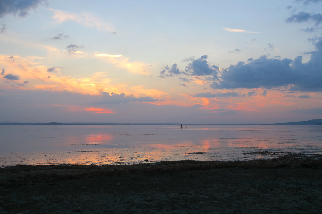 妖しくも美しい雲多い夕焼けのトラジメーノ湖_f0234936_07195796.jpg