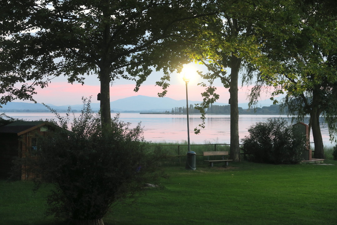 妖しくも美しい雲多い夕焼けのトラジメーノ湖_f0234936_07272243.jpg