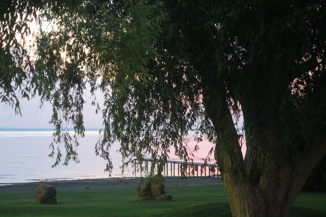 妖しくも美しい雲多い夕焼けのトラジメーノ湖_f0234936_07304905.jpg