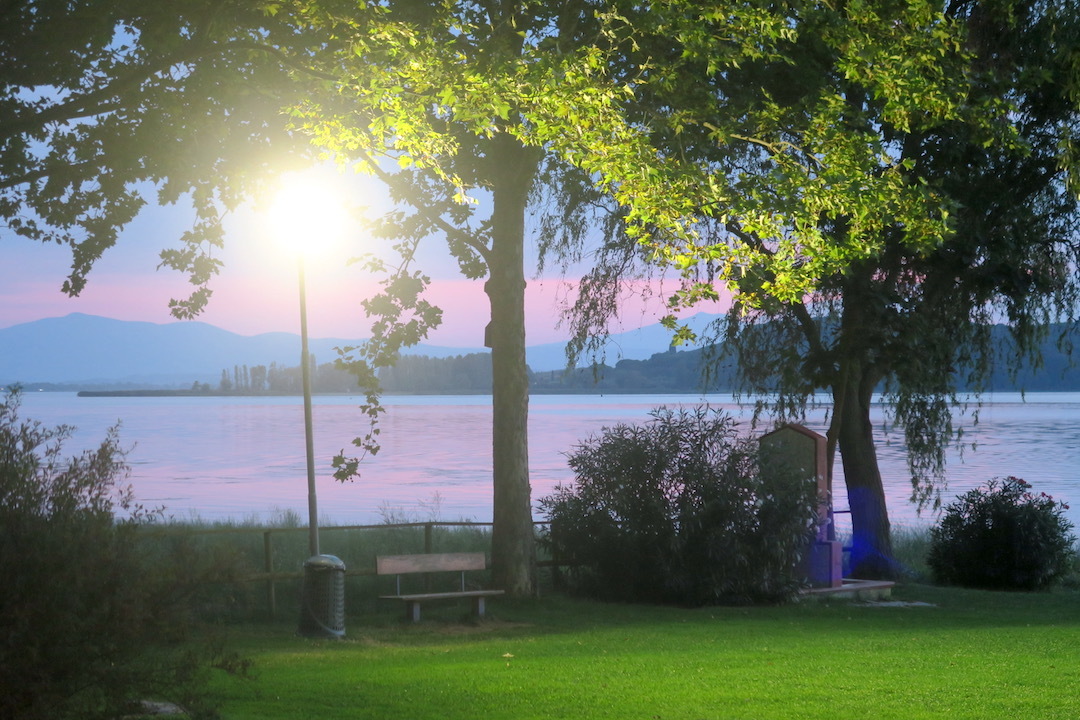 妖しくも美しい雲多い夕焼けのトラジメーノ湖_f0234936_07314717.jpg