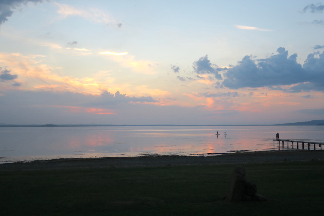 妖しくも美しい雲多い夕焼けのトラジメーノ湖_f0234936_07521742.jpg