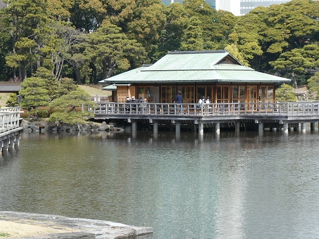 思い出の「私たちのベンチ」♪　浜離宮からウォーターズ竹芝へのぼっち散歩♪_b0287088_21394967.jpg