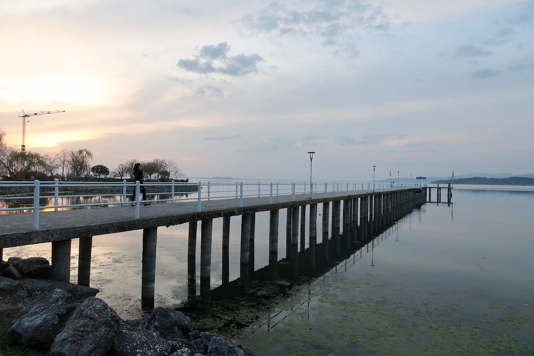 桟橋をゆけば白鳥 夕日きらめくトラジメーノ湖に_f0234936_23415959.jpg