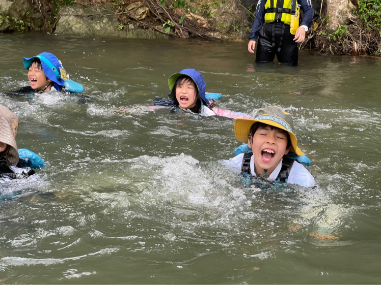 春の７Days冒険学校〔５日目〕透き通った綺麗な川で水遊び！エビや化石も発見！_d0363878_15120118.jpg