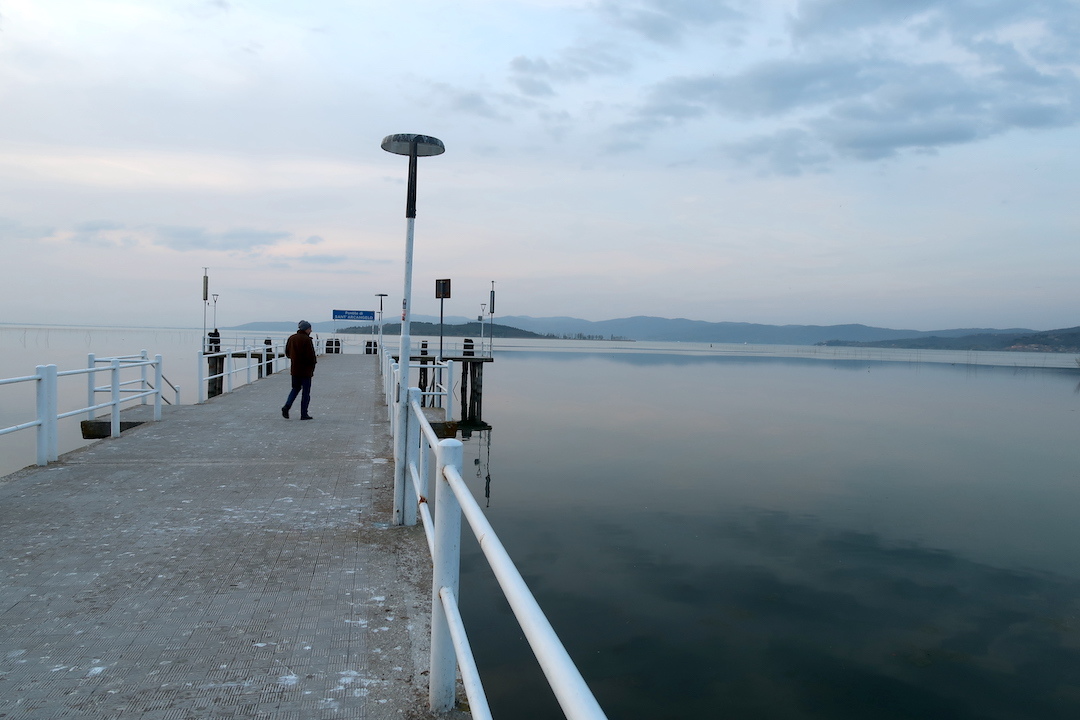 桟橋をゆけば白鳥 夕日きらめくトラジメーノ湖に_f0234936_00085831.jpg