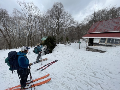 春の室蘭岳を滑る