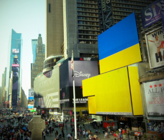 NYのタイムズ・スクエアの巨大スクリーンにウクライナ国旗_b0007805_02343064.jpg